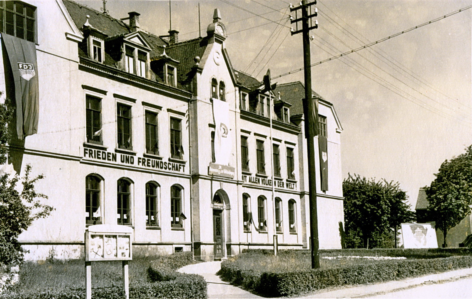 schulgebaeude-zum-int_-kindertag-1951